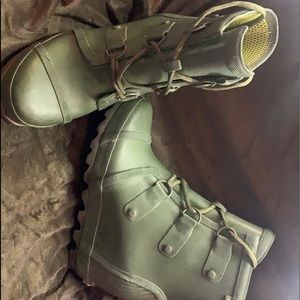 Gently worn Sorel green boots